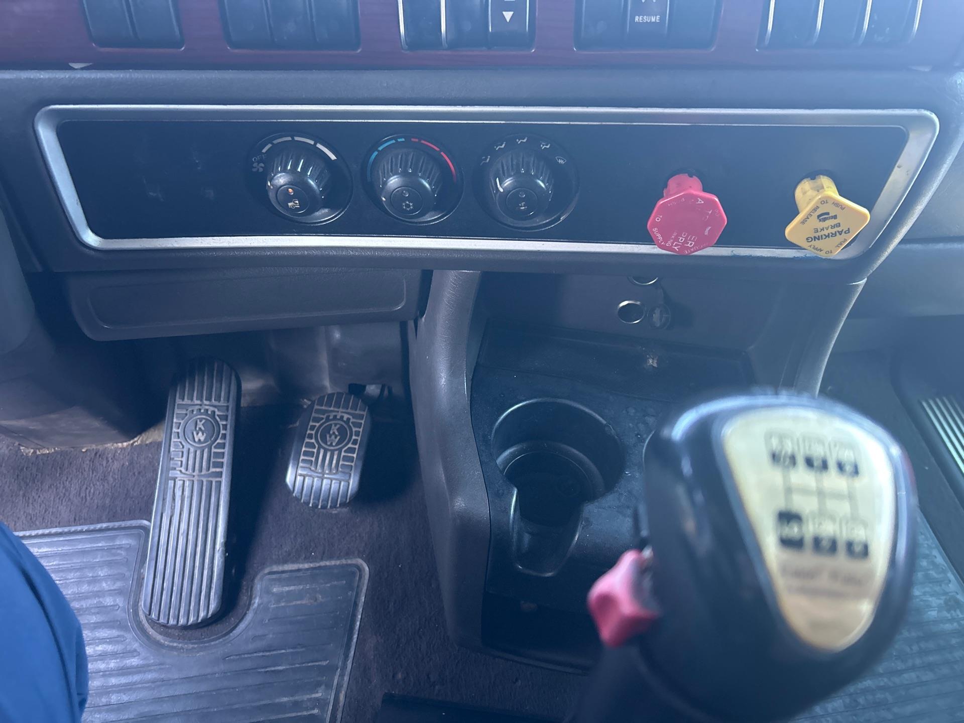 2006 Kenworth W900 in Etna, OH — photo 8