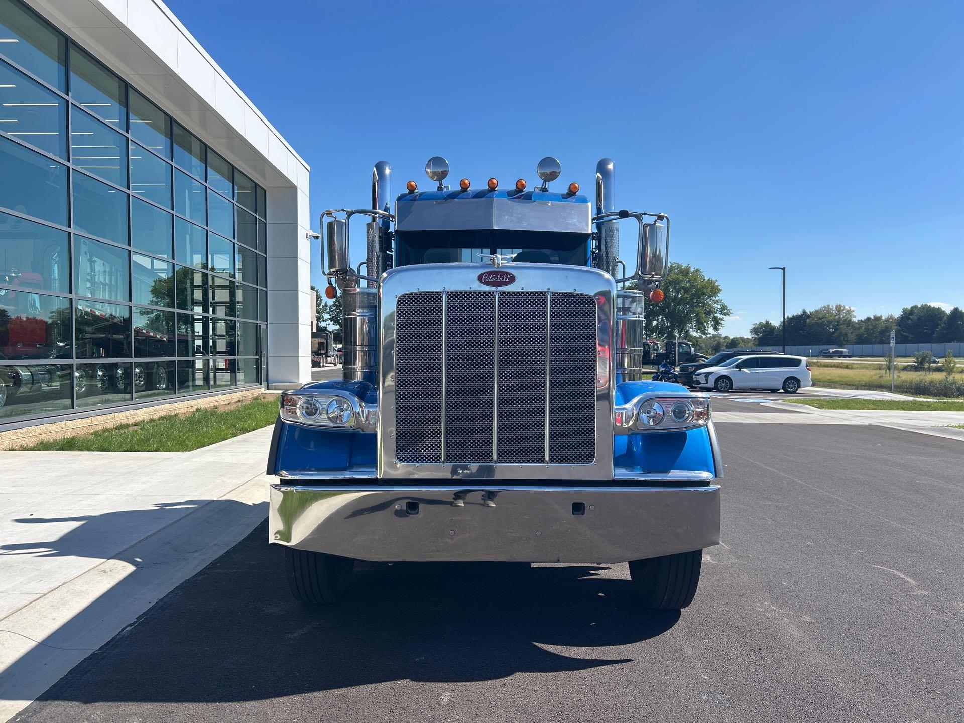 2024 Peterbilt 389 in Broadview Hts, OH — photo 3
