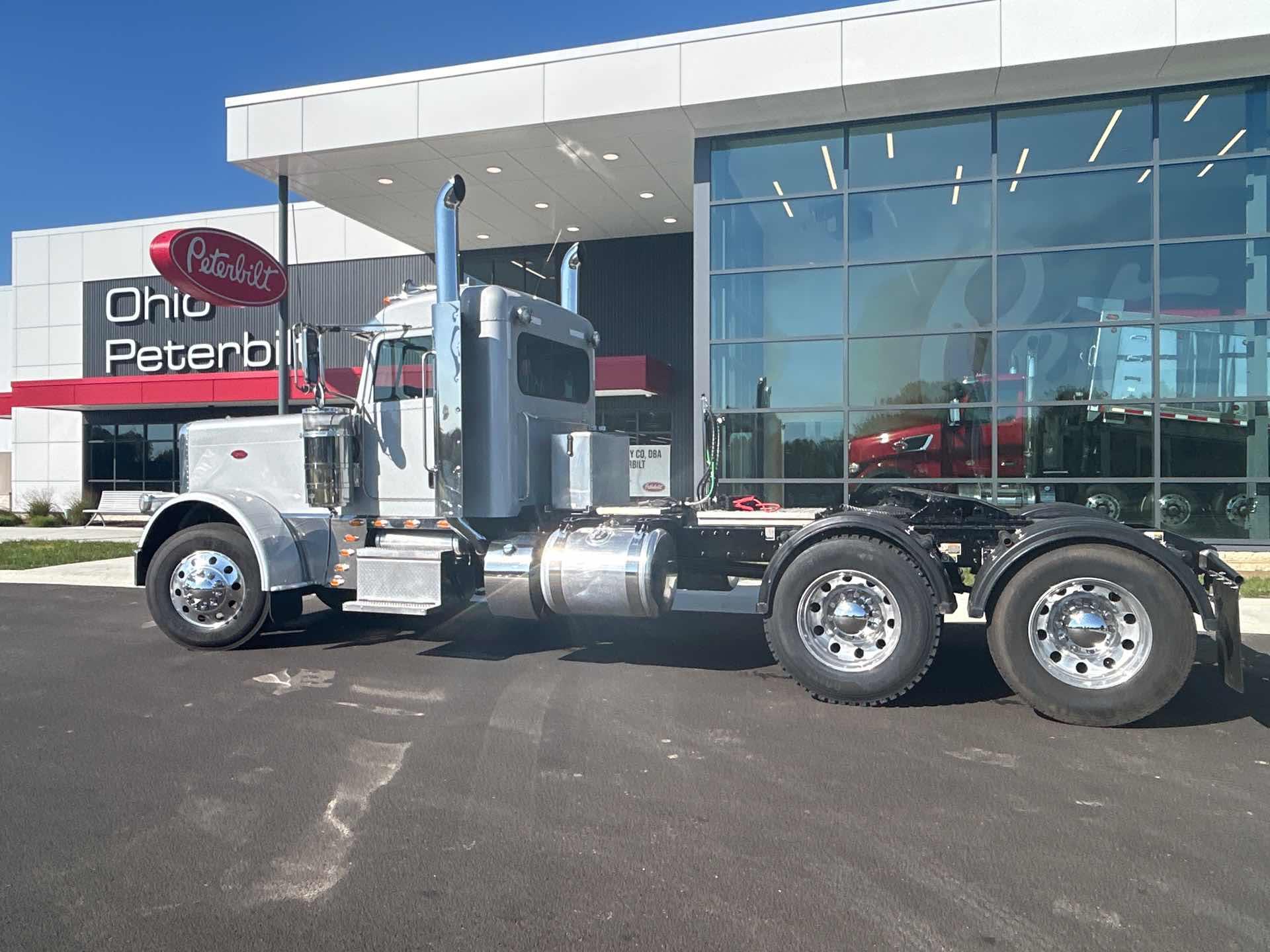 2023 Peterbilt 389
