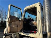 2005 Mack CL733