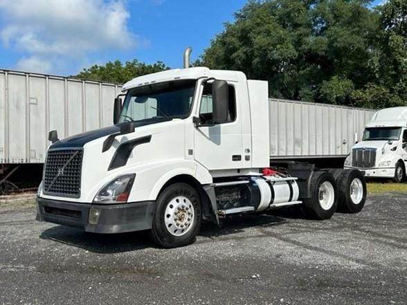 2015 Volvo VNL64T300