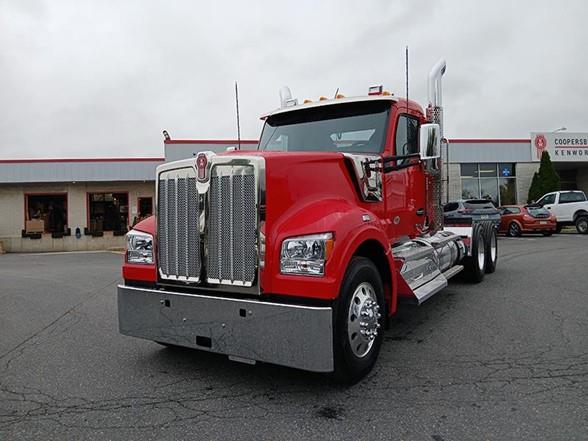 2025 Kenworth W990