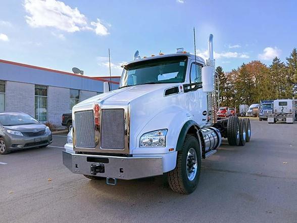 2025 Kenworth T880