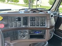 2015 Volvo VNL64