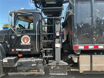 2005 Mack GU713