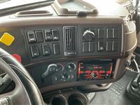 2015 Volvo VNL64T 670