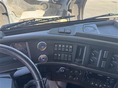 2023 Volvo VNL64T860