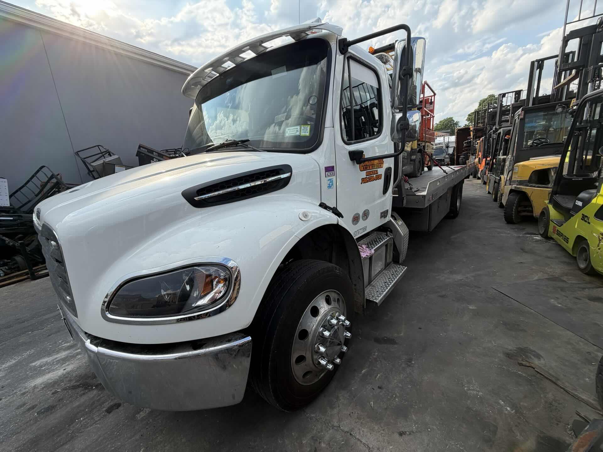 2025 Freightliner M2106042S