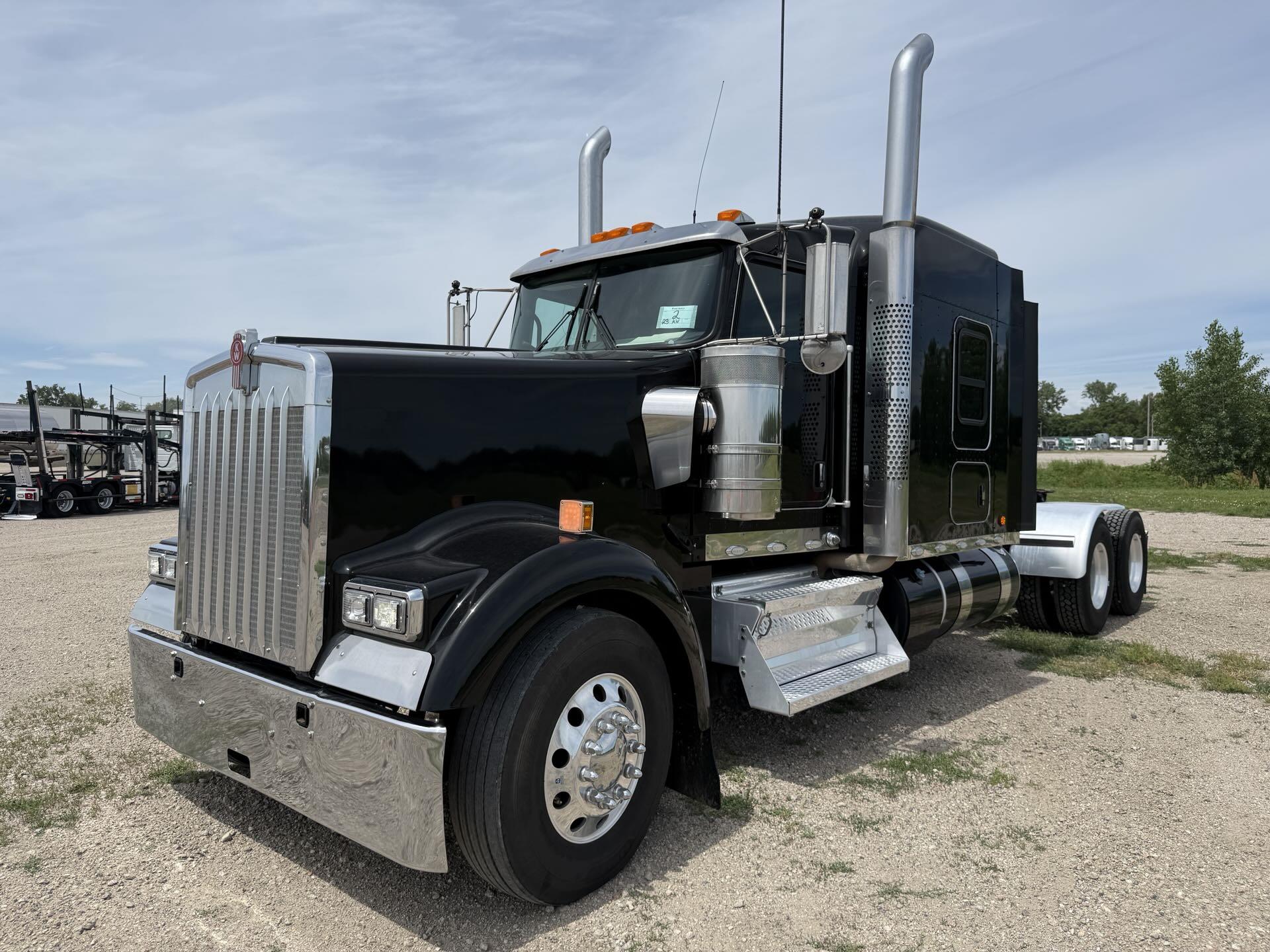 2023 Kenworth W900