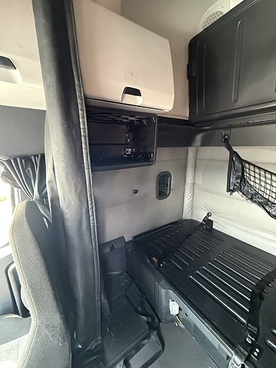 2021 Freightliner CASCADIA 126
