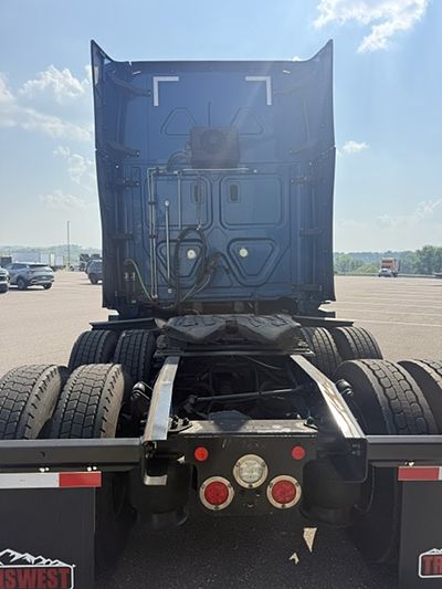2021 Freightliner CASCADIA 126