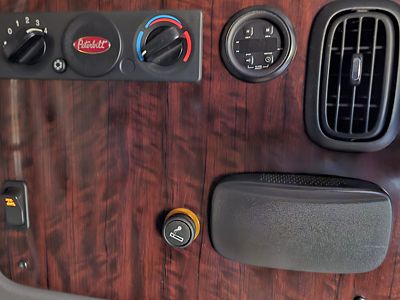 2023 Peterbilt 389