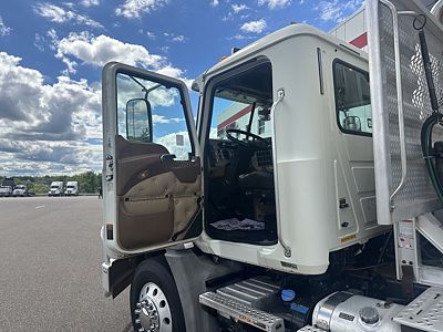 2016 Mack GU813