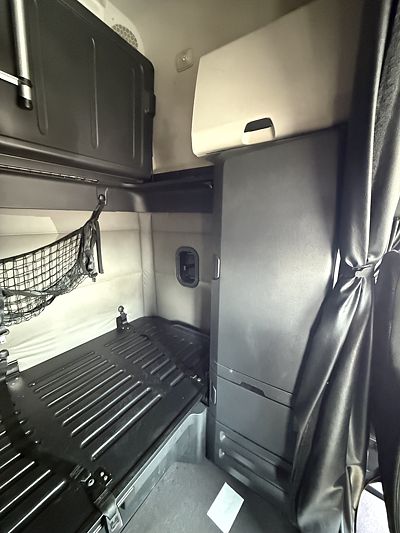 2021 Freightliner CASCADIA 126