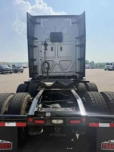 2022 Freightliner CASCADIA 126