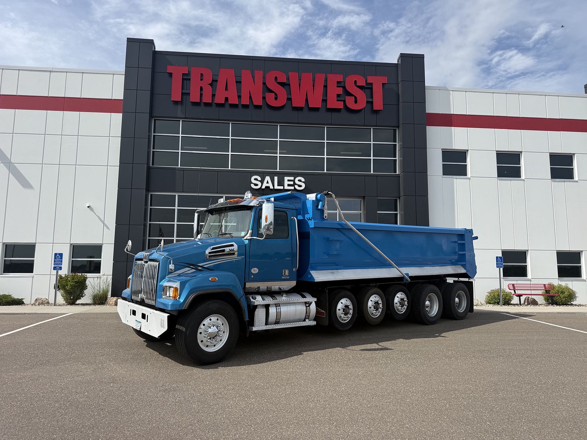 2022 WST 4700SF