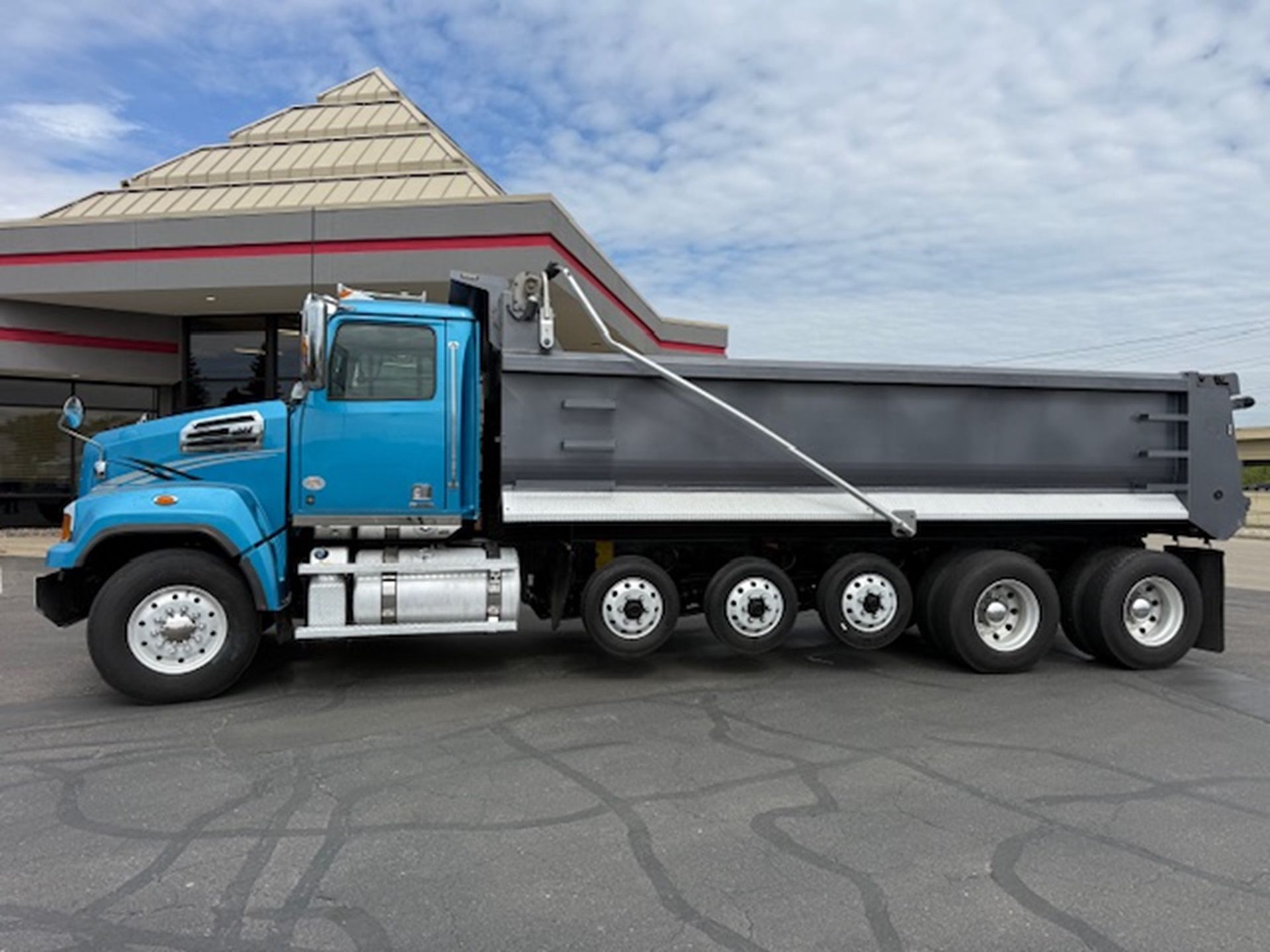 2019 WST 4700SF