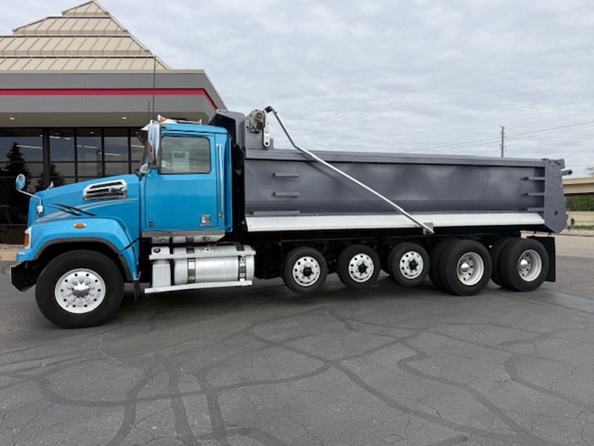2019 WST 4700SF