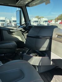 2026 Volvo VNL84T300