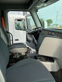 2025 Volvo VNL64T300