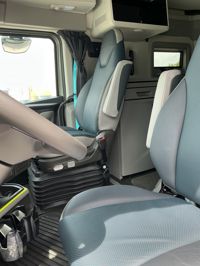 2025 Volvo VNL64T860