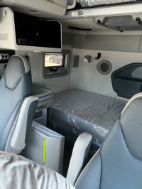 2025 Volvo VNL64T860