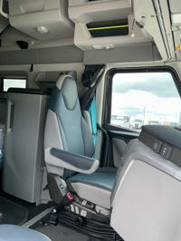 2025 Volvo VNL64T860