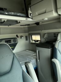 2025 Volvo VNL64T860