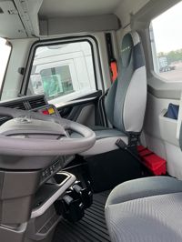 2025 Volvo VNL64T300