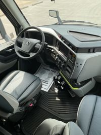 2025 Volvo VNL64T860