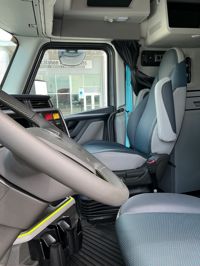 2025 Volvo VNL64T860