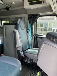2025 Volvo VNL64T860
