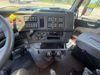 2024 Volvo VHD84B300