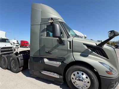 2025 Volvo VNL64T300