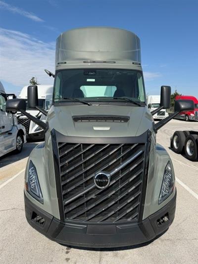 2025 Volvo VNL64T300