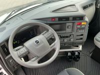 2025 Volvo VNL64T300