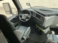 2025 Volvo VNL64T860
