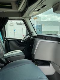 2025 Volvo VNL64T860
