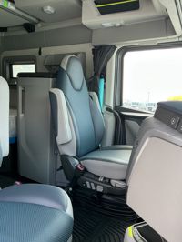 2025 Volvo VNL64T860