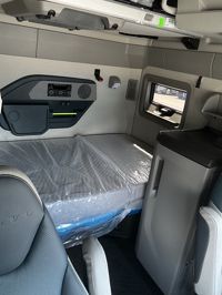 2025 Volvo VNL64T860