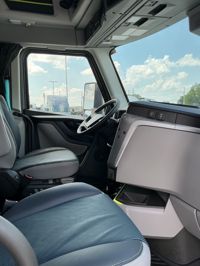 2025 Volvo VNL64T860