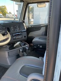 2026 Volvo VNL84T300