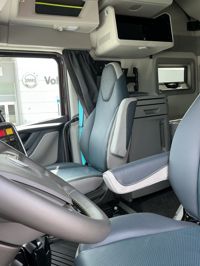 2025 Volvo VNL64T860