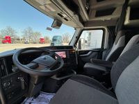 2025 Volvo VNL64T860