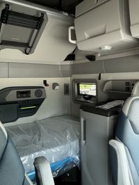 2025 Volvo VNL64T860