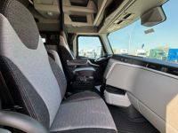 2025 Volvo VNL64T860