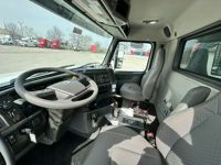 2025 Volvo VHD84B300