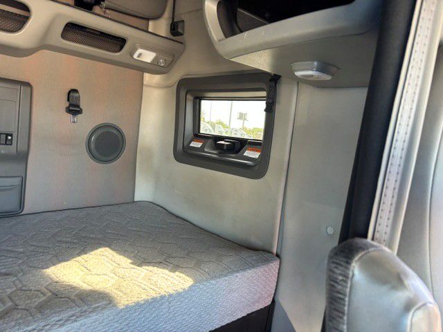 2023 Volvo VNL 760 in Indianapolis, IN — photo 6