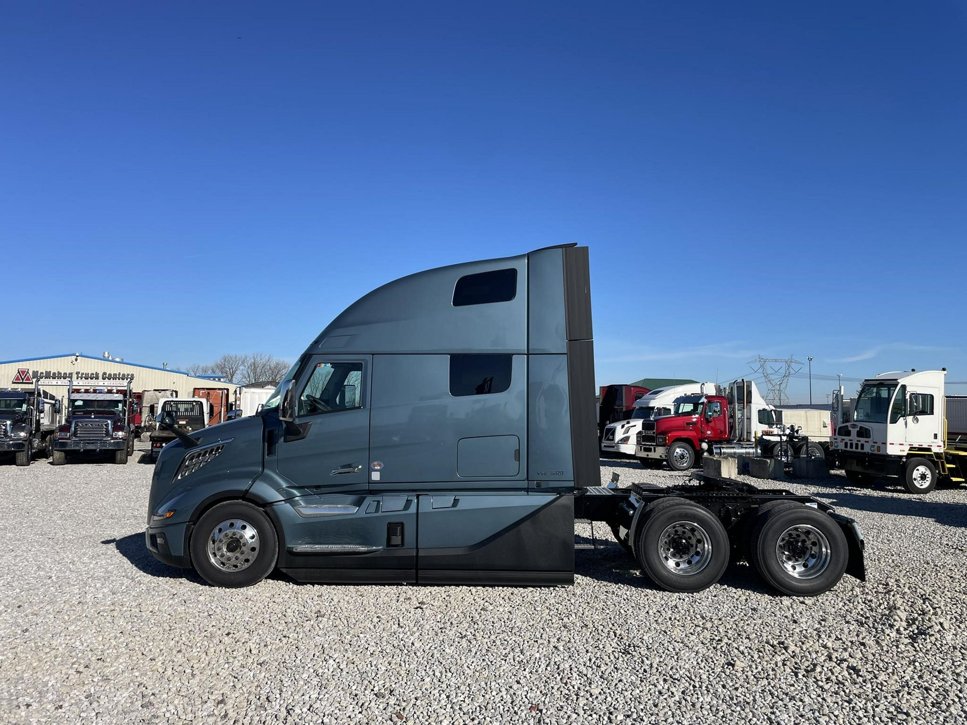 2027 Volvo - image 6