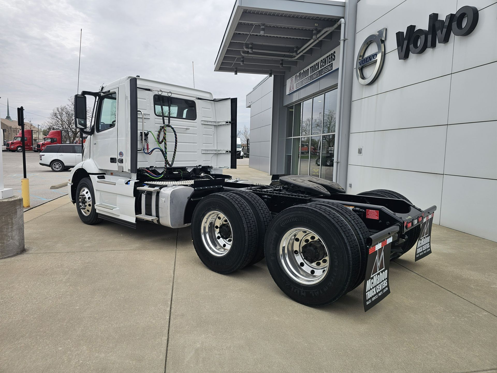 2025 Volvo - image 6